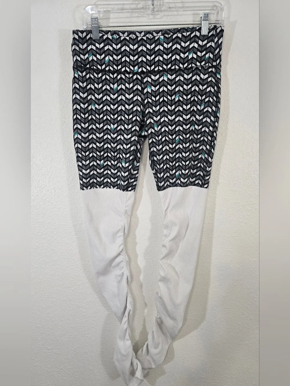 Alo Yoga Goddess Ribbed Leggings Black/White Geometric Chevron Gym Yoga, size M